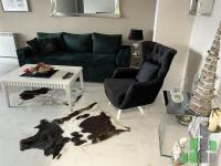 Se izdava namesten stan vo Skopje, Karposh 4 so povrshina od 50 m2.
 Ekstra: Klima, Centralno Parno, Lift.
 Cena: 400 EUR